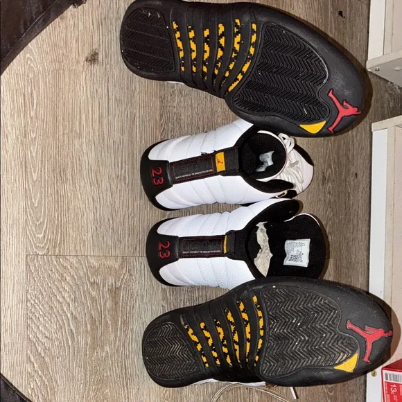 Nike White and Black Men's Sneakers with Red Accents - Picture 6 of 6